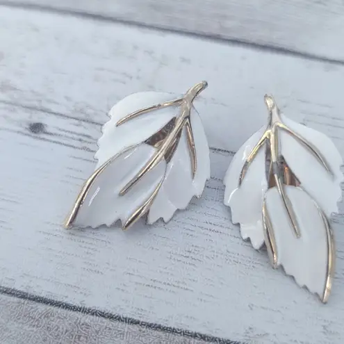 Vintage Clip On Earrings Large White & Gold Tone