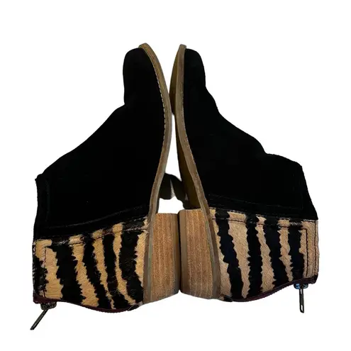 DV Dolce Vita Black Tiger Stripe Suede/Calf Hair Back Zip Ankle Booties Sz 8