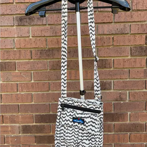 KAVU Keeper Crossbody Bag Purse Canvas Cream Black Zigzag Pattern Brown Lining