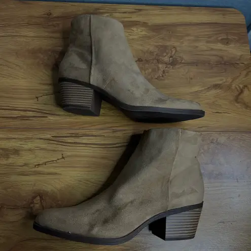 BP Wallis Ankle Boot Size 9.5 Faux Suede Beige Tan Block Heel