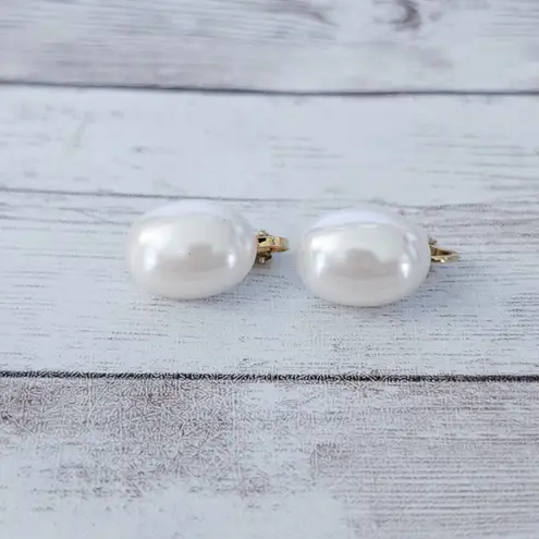 Vintage Clip On Earrings Cream Pearlescent Chunky 0.75"