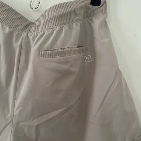 Avalanche women’s Short EUC