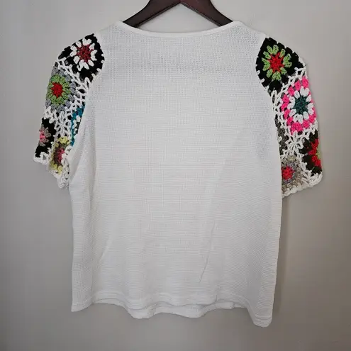 Emery Rose Top Blouse White Crochet Short Sleeves Colorful Cute Neutral Size M