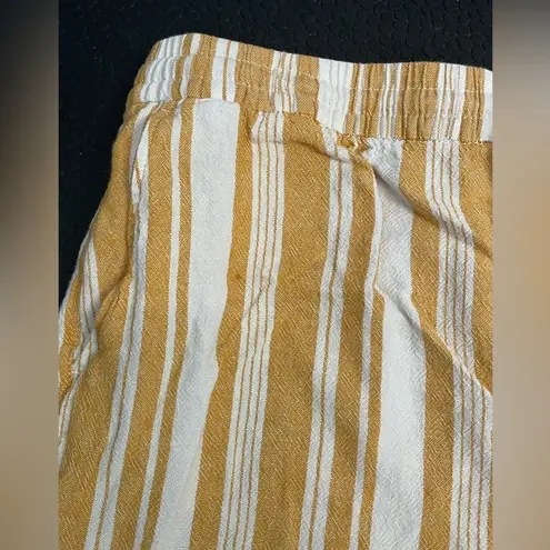 Old Navy Linen blend Striped Yellow and White Women's Shorts‎ size XL