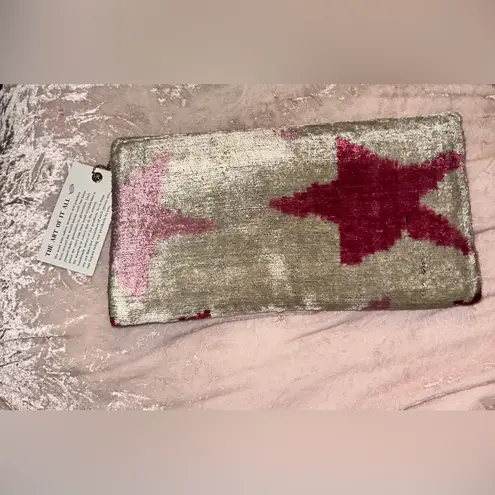 NWT Wolf & Willa Multi Pink Star Clutch