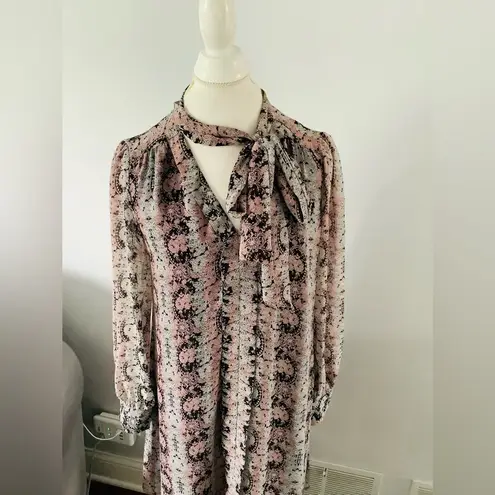 CeCe Beautiful lightweight long sleeve dress 🌷🌷🌷