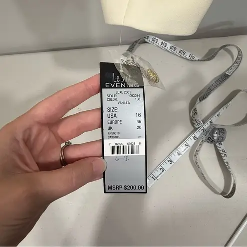 Le Suit Cream Blazer/Skirt Suit Set Size 16 NWT