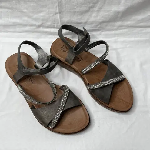 Harborsides Womens Inaya Metallic Strappy Rhinestone Flat Sandals 10 M Silver