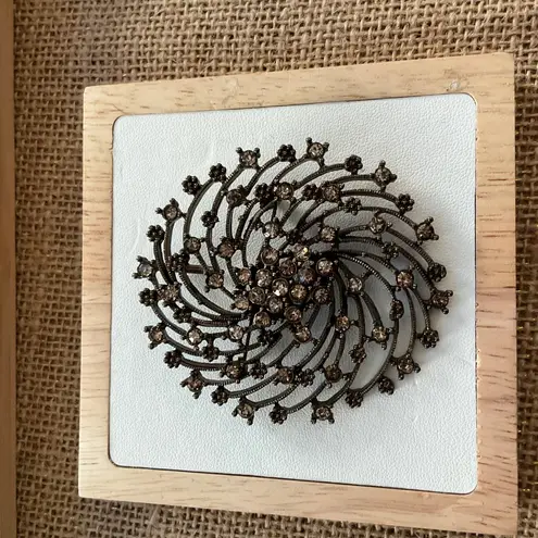 Simply Vera, Vera Wang Simply Vera Wang Rhinestone Spiral Brooch Pin Jewelry With Crystal Stones & Meta