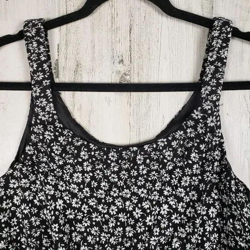 Everleigh NWT Sleeveless Black White Floral Sharkbite Tank Top Size Medium