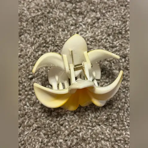 (No Brand) Plumeria Flower Yellow/White Claw Clip: 3” Yellow