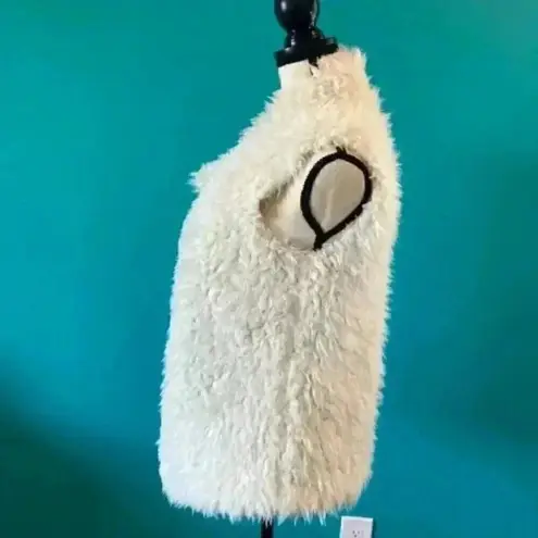 Melrose and Market  faux fur vest in size small