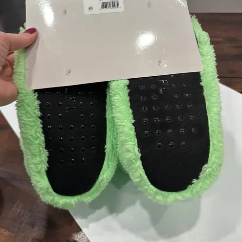 Star Wars The Mandalorian Fuzzy Babba Slipper Socks Women Size 8 /10 M/L Green