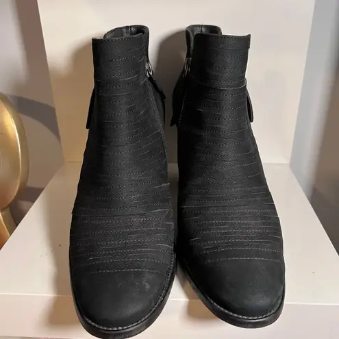 Paul Green Textured Leather Ankle Boots w/Stacked Heel & Side Zip Detail-SZ 7