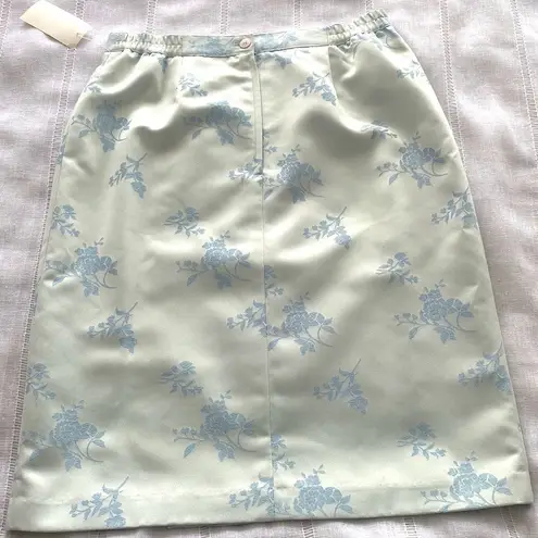 Sag Harbor NWT Suit vintage skirt in pale blue with floral print.