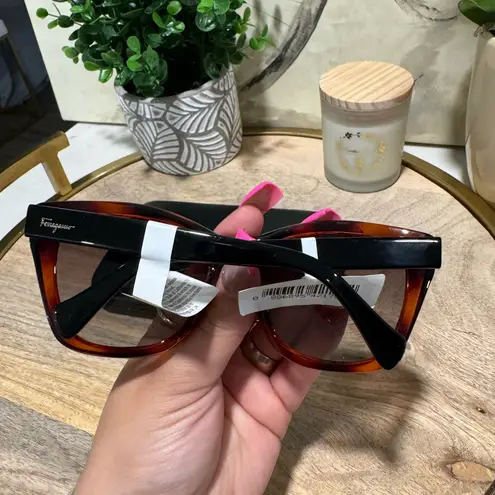 Salvatore Ferragamo brown cat eye sunglasses π¦