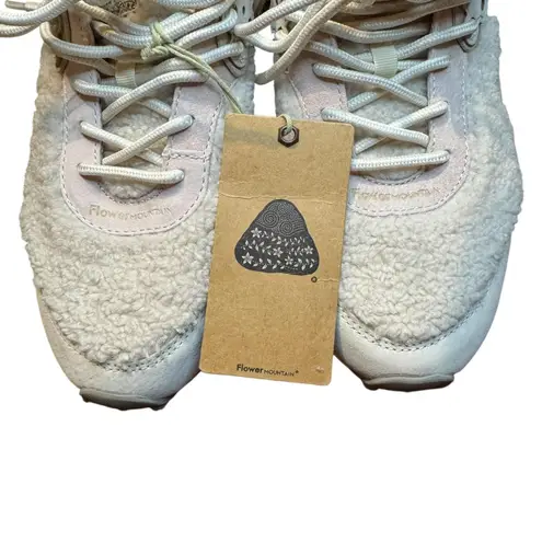 Flower Mountain Shoes Womens Size 7.5 White Pink Sherpa Suede Trail FM36