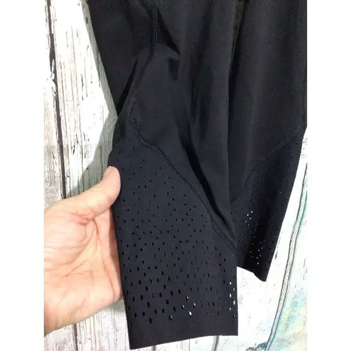 Lululemon  Athletic Capri Pant Yoga Work Out Pant Size 4 Black Mesh Accents 🌸🌺