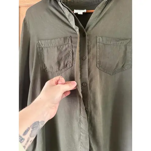 Everly  Olive Green Button Down Roll Tab Blouse Women’s size Small - Image 4