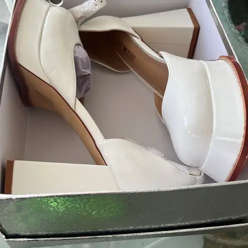 Wet Kiss platform patent leather off white heels Mary Jane’s sandals size 9 NWT