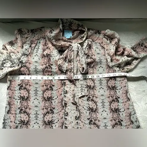 CeCe Beautiful lightweight long sleeve dress 🌷🌷🌷