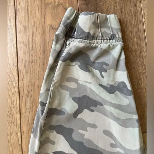 American Eagle  Camo Jogger Size Medium