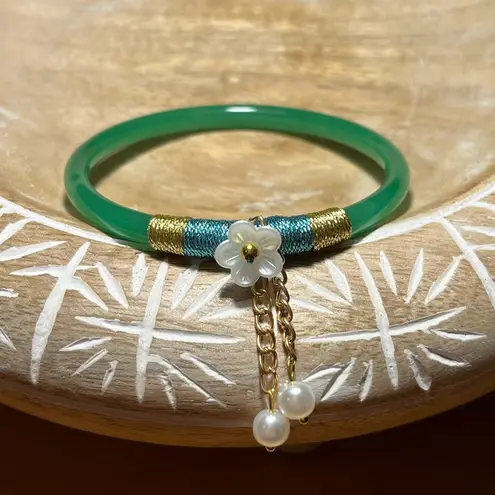 NWOT Synthetic Green Jade Flower Charm Bangle Bracelet