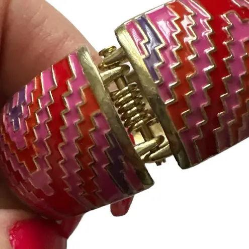 None VINTAGE PINK RED MULTI ENAMEL ZIG ZAG PATTERN HINGE GOLDTONE CLAM CUFF B…