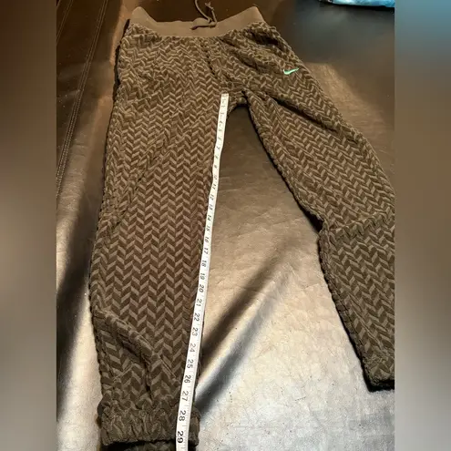 Nike  loose fit Terry cloth joggers with front pockets. Size small - Image 9