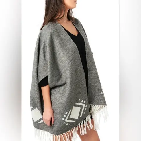 Cupcakes and Cashmere NWT Jordy Med Heather Jacquard blanket poncho Retails $140