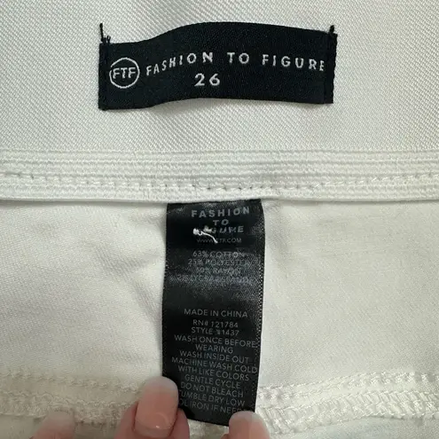 Fashion to Figure Plus Women's White Denim Short NWT, 26W