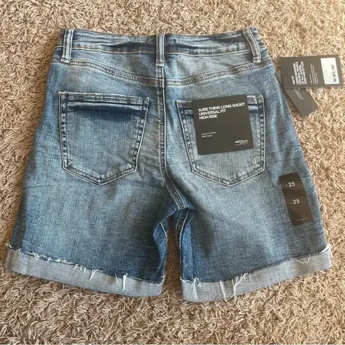 Silver Jeans NWT! Sure Thing Long Short High Rise Universal Fit Size W25 L6.5