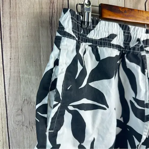 Free Assembly Stylish Black and White Women's Shorts Size M