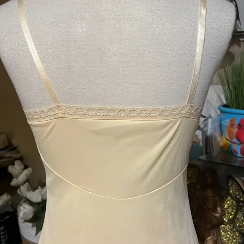 Vanity Fair Vintage Cream flowered Laced Dress,
Chemise, slip