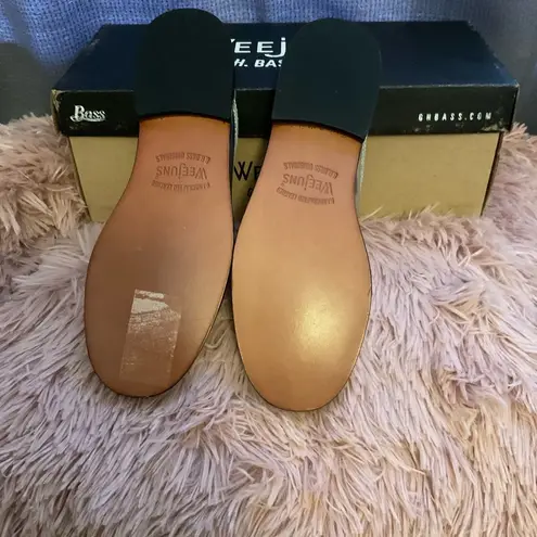 G.H. Bass & Co. Weejuns Silver woman’s Loafers Size 6.5