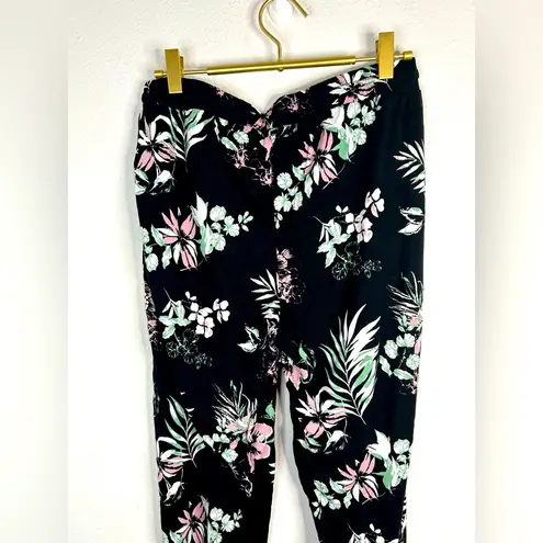 ๐ค Lascana Black Floral Pull