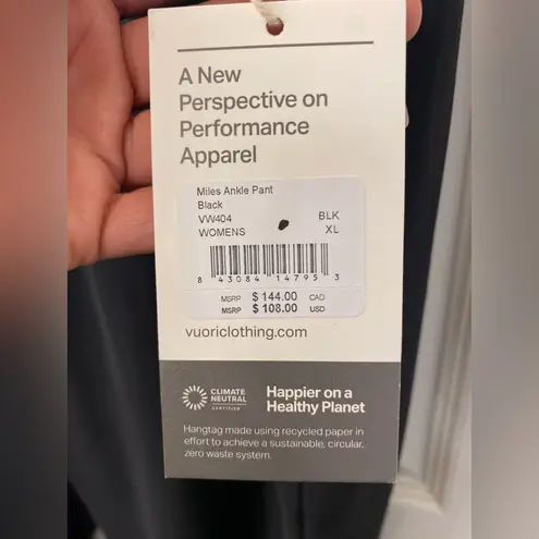 Vuori Women’s Black joggers Elegant and Versatile