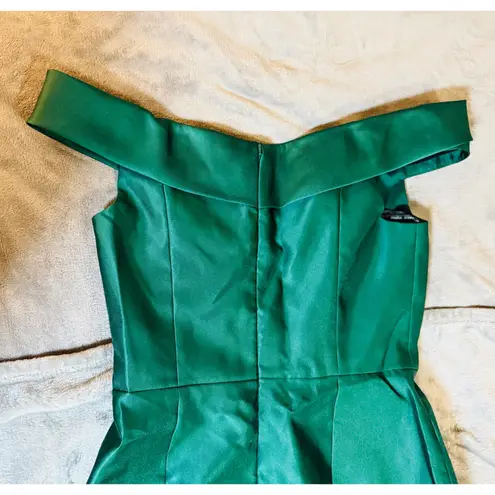 Alfred Sung NWT Alfred Sung Size 6R OFF SHOULDER CUFF TRUMPET GOWN FRONT SLIT HUNTER GREEN