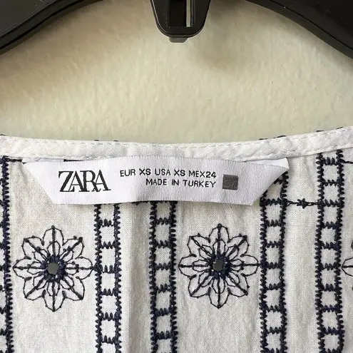 ZARA  TOP WITH FLORAL EMBROIDERY Size XS