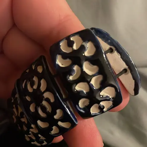 Handmade ceramic beaded stretch bracelet navy blue and white floral EUC