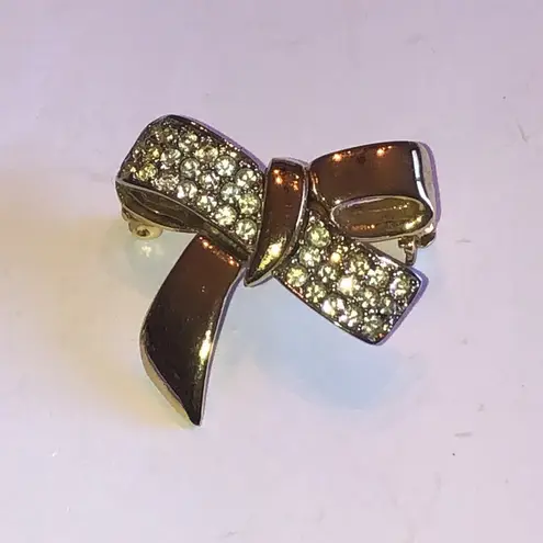 Elegant Vintage Gold Tone Bow Brooch with Sparkling Accents