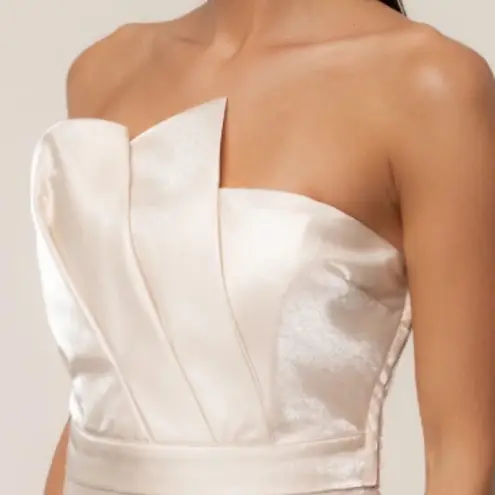 JLUXLABEL CHAMPAGNE GALA PLEATED TOP XL Color: Champagne
BNWT