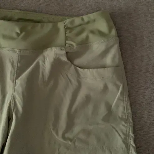 Mountain Hardwear EUC Mountain Hardware olive green shorts