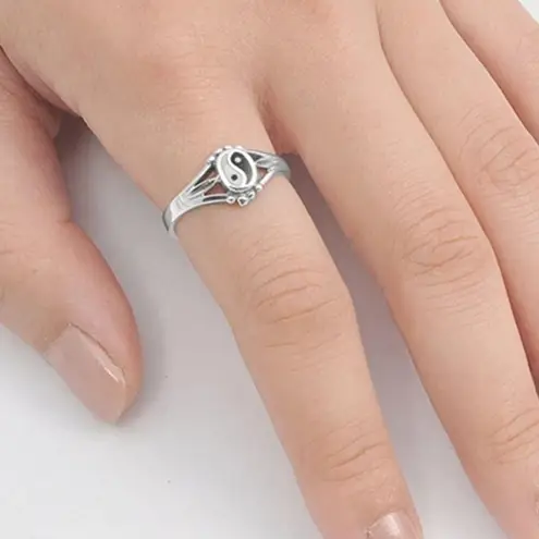 Silver Tone Yin Yang Ring Black