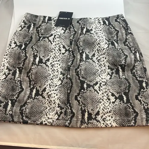 Forever 21 - black/white faux leather snake skin mini skirt! NWT. Size Medium.