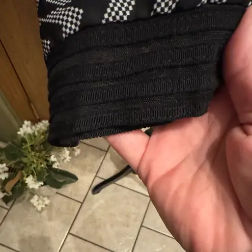 Takara  3/4 SLEEVE TOP BLACK AND WHITE CHEVRON SIZE large - Image 5