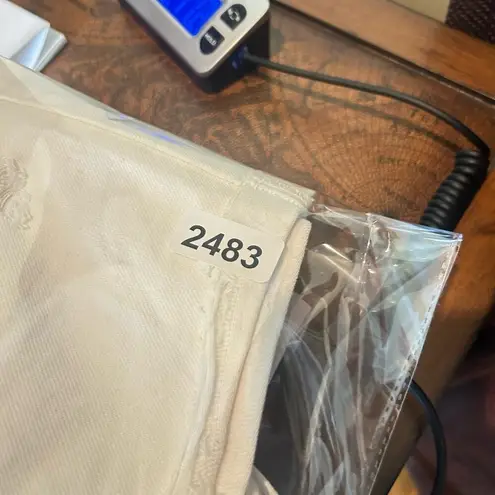 BLANKNYC Short Womens 26 Cream Denim The Perry In See You Again Distressed NEW