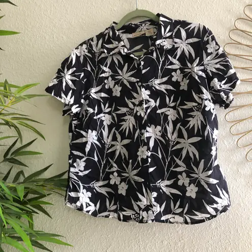 st. john's bay 100% Cotton floral print short sleeve lightweight button up down vacation Hawaiian shirt black and white (Size Petite Large)