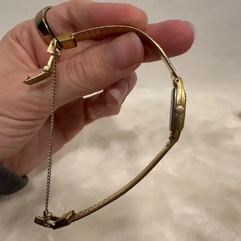 Seiko Gold-Tone Quartz vintage Timepiece small watch!