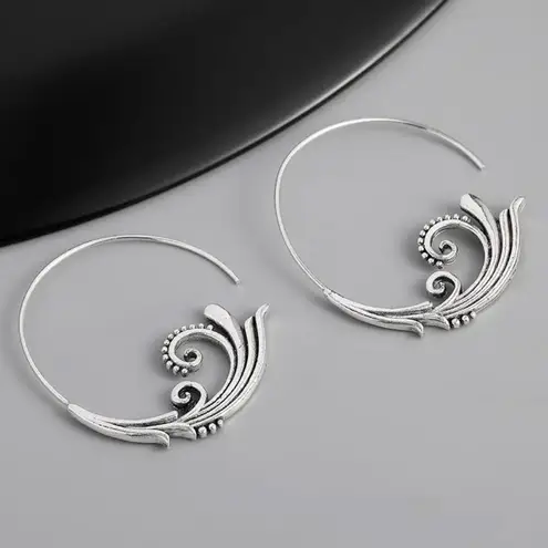 Exquisite Hoop Earrings NWT Silver
